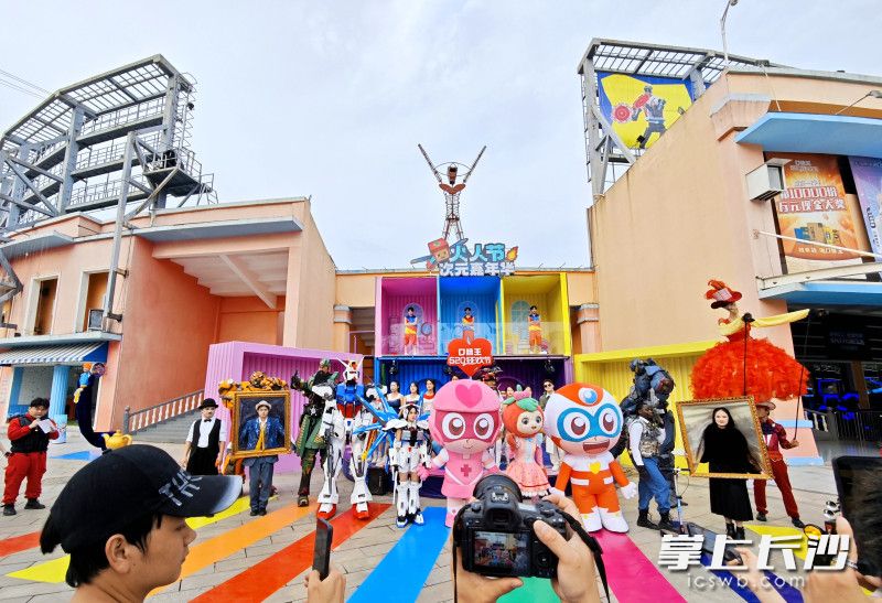 今日下午,长沙世界之窗街头艺术节拉开帷幕。 今日下午,长沙世界之窗街头艺术节拉开帷幕。