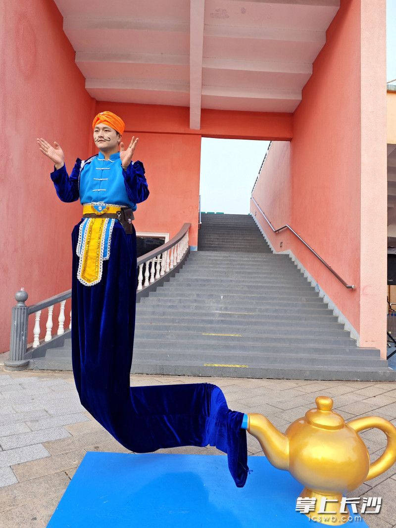 街头艺人在表演。 街头艺人在表演。