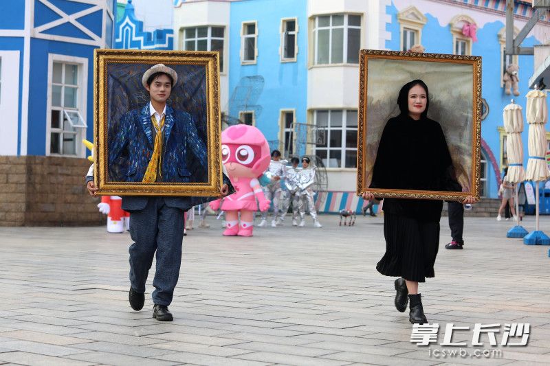 人画同框。 人画同框。