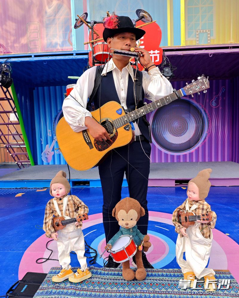 一人木偶乐队演绎着一个人的精彩。 一人木偶乐队演绎着一个人的精彩。