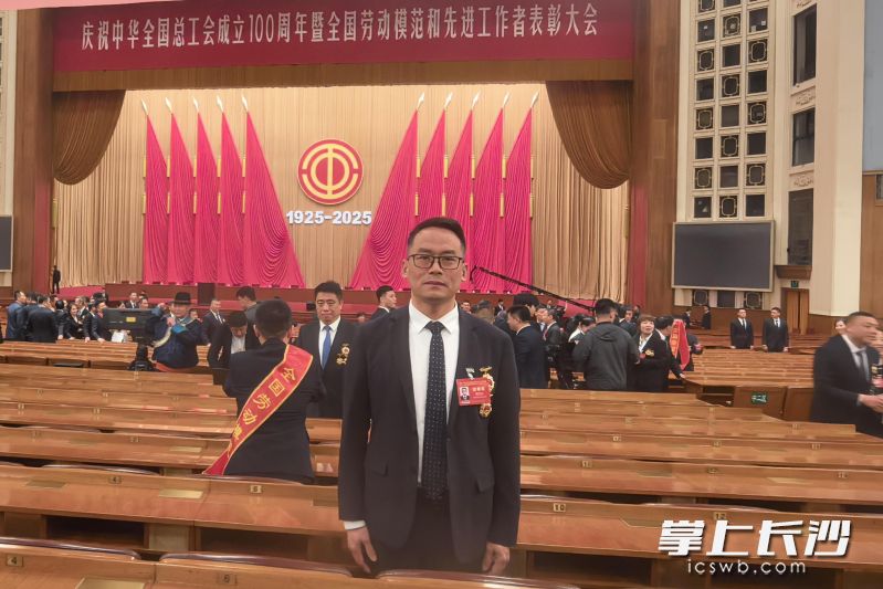 获评全国劳动模范的贾志光在北京留影。 均为受访方供图