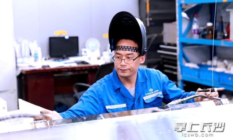 贾志光工作当中始终任劳任怨、一丝不苟。