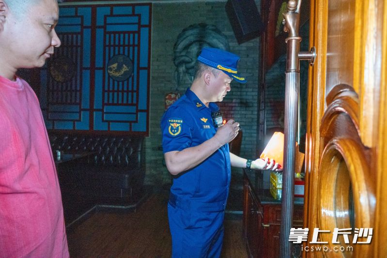 经开消防在夜查。 长沙晚报通讯员 张佳欣 摄