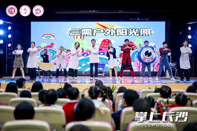 “清晰视界公益行，百场科普进校园”专项行动，深入全省中小学校，通过讲座、互动体验、视力筛查等形式，普及科学用眼知识。 均为长沙晚报通讯员张兰艳供图