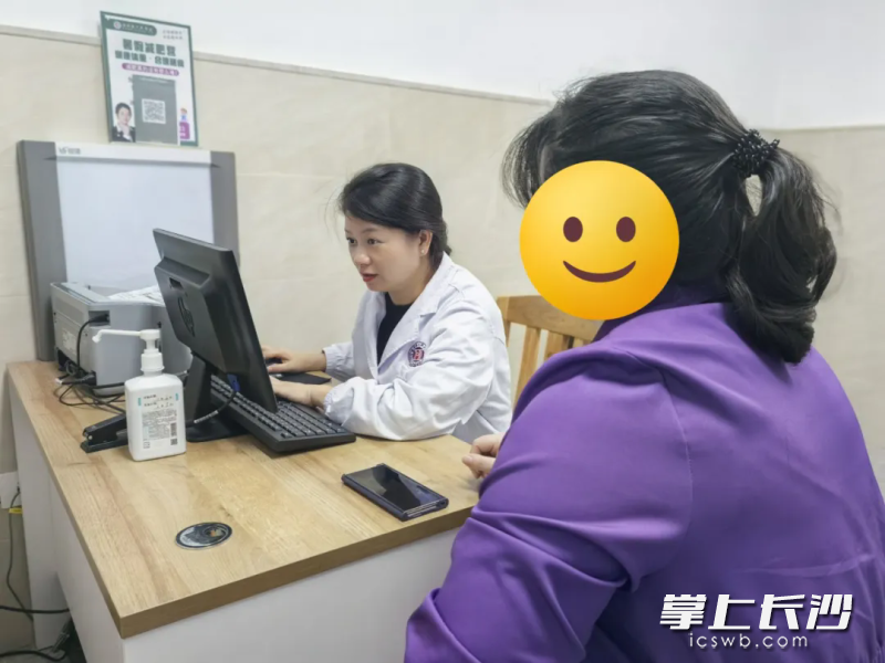 湖南省人民医院临床营养科主任、主任营养师蔡华为患者制定个性化减重方案。 长沙晚报通讯员 吴靖 供图