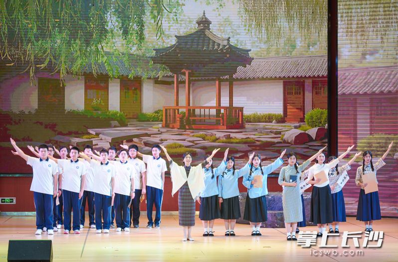 长沙市电子工业学校师生带来原创话剧《骄杨淑柳》。均为长沙晚报通讯员贺信供图