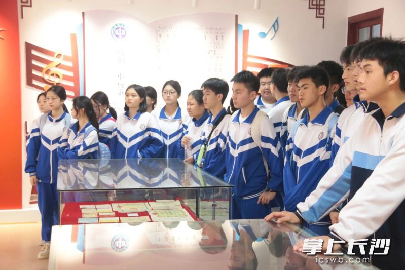 同学们在袁琮棋老师的带领下参观黔阳一中校史馆。
