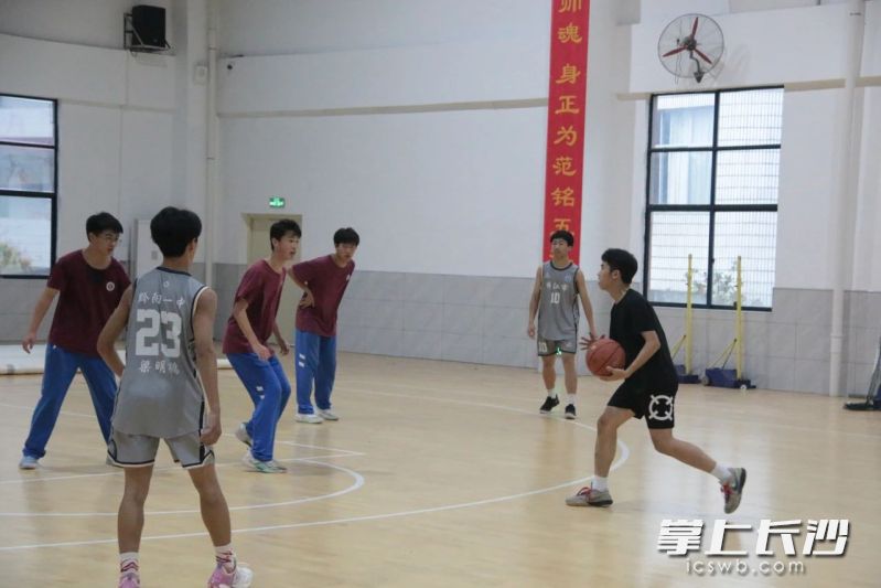 在体育馆内，同学们正在进行一场友谊赛。