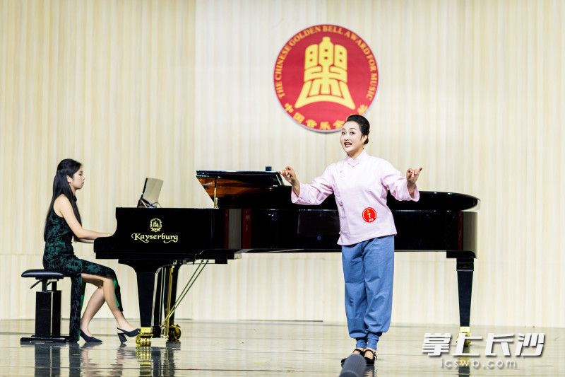 民族组金奖得主刘丽亚演唱。长沙晚报通讯员 杨圣长 供图 民族组金奖得主刘丽亚演唱。长沙晚报通讯员 杨圣长 供图