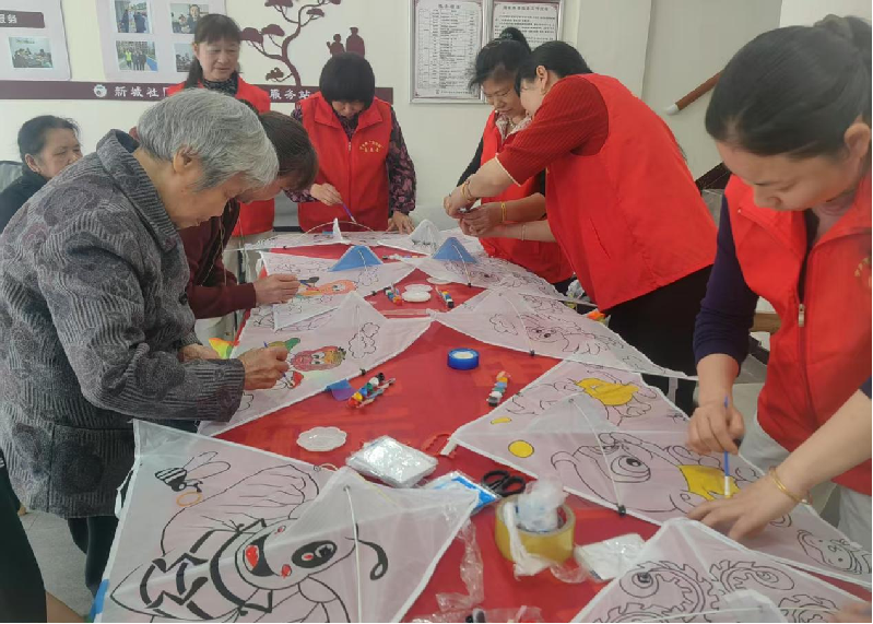 新城社区开展“彩鸢舞春风，巧手绘韶华”主题活动。通讯员供图
