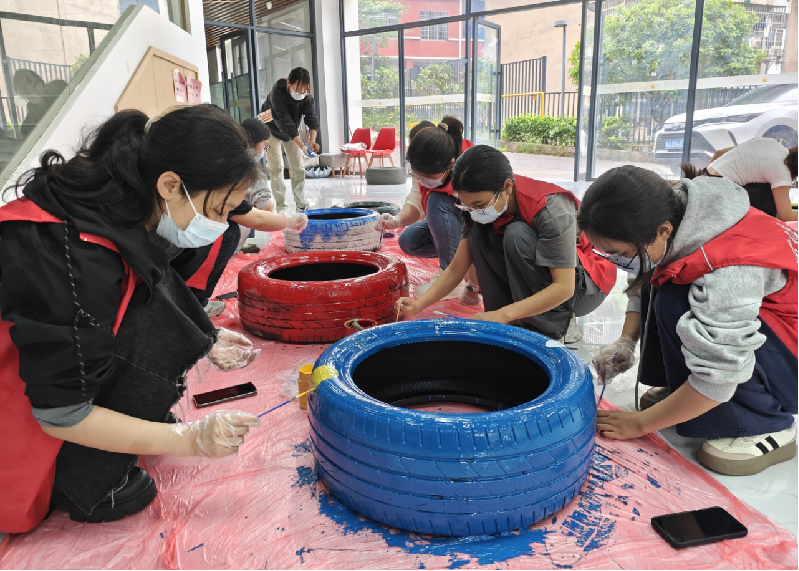 湖南师范大学志愿者对废旧轮胎进行创意改造。通讯员供图 湖南师范大学志愿者对废旧轮胎进行创意改造。通讯员供图