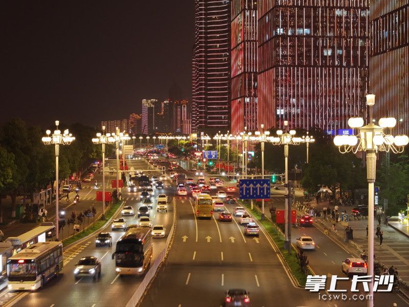 LED灯光与湘江波光交相辉映。