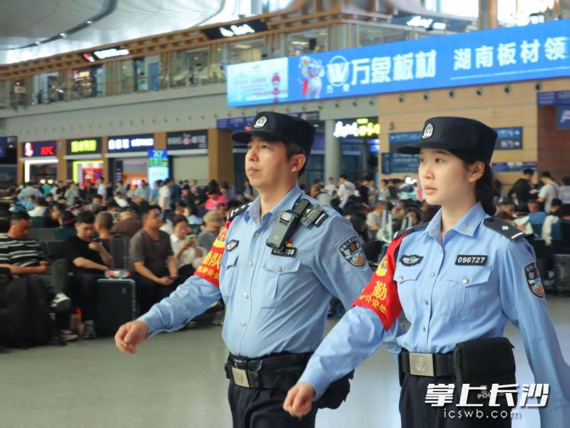 执勤民警在候车大厅来回巡视。 长沙晚报通讯员 张威 供图 执勤民警在候车大厅来回巡视。 长沙晚报通讯员 张威 供图