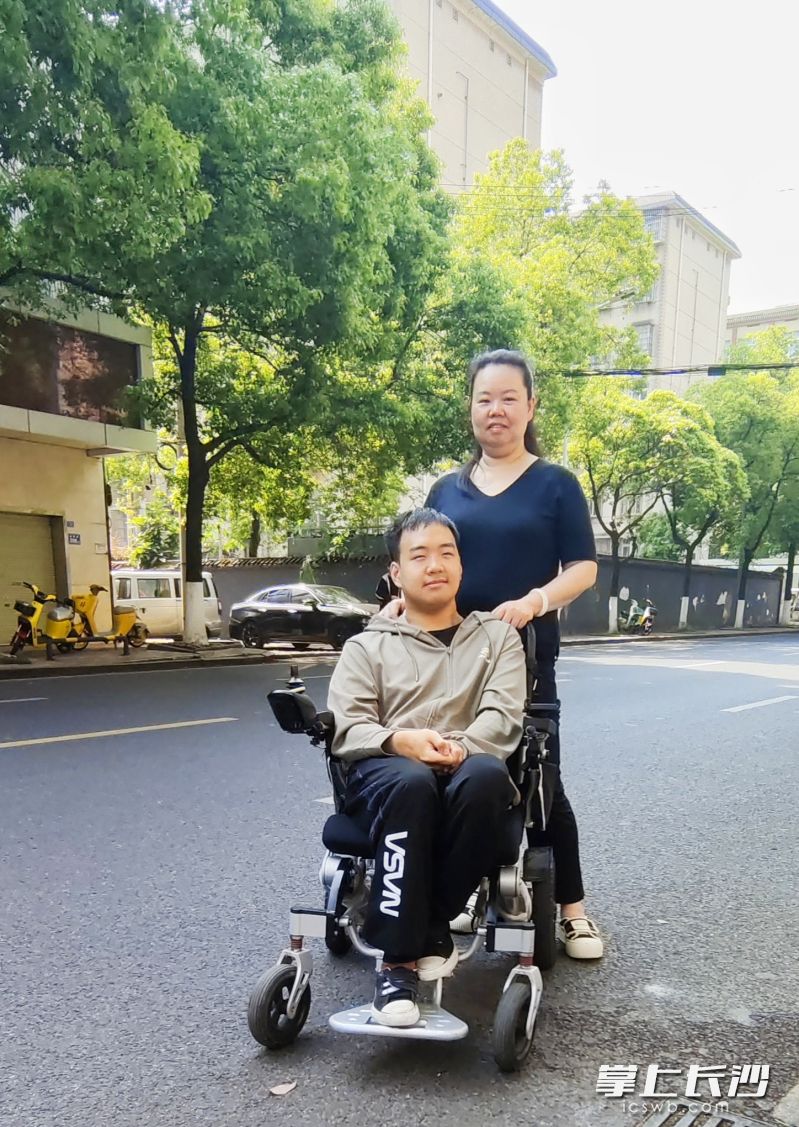 邓添来和母亲齐庆合影。长沙晚报全媒体记者 何乐 摄