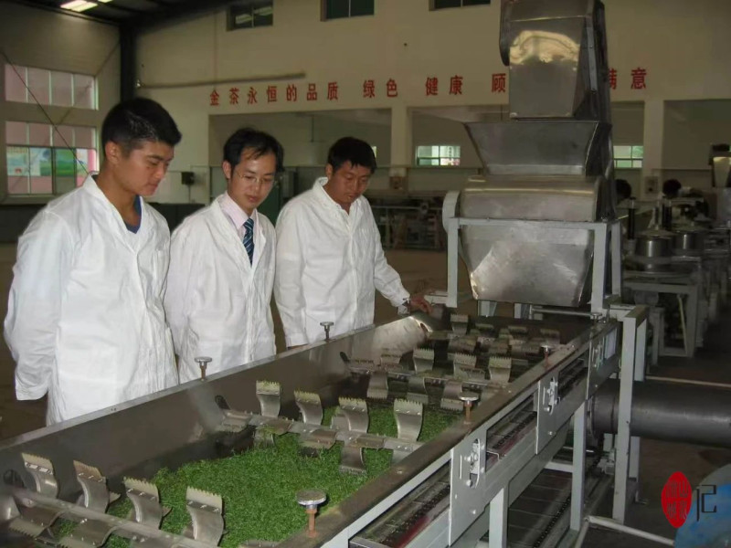 24年前，年轻的周宇（中）在茶厂生产车间学习。