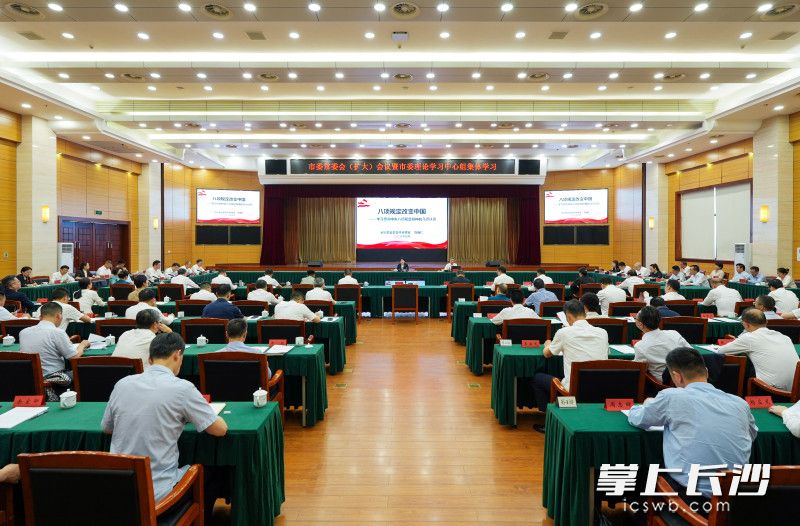 4月29日，省委常委、市委书记吴桂英主持召开市委常委会（扩大）会议暨市委理论学习中心组集体学习。