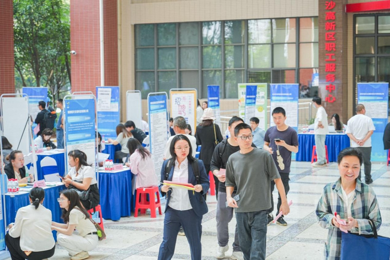 “才聚麓谷·乐业湘江”专场招聘会现场人潮涌动。均为 湘江早报全媒体记者 杨文妤 摄