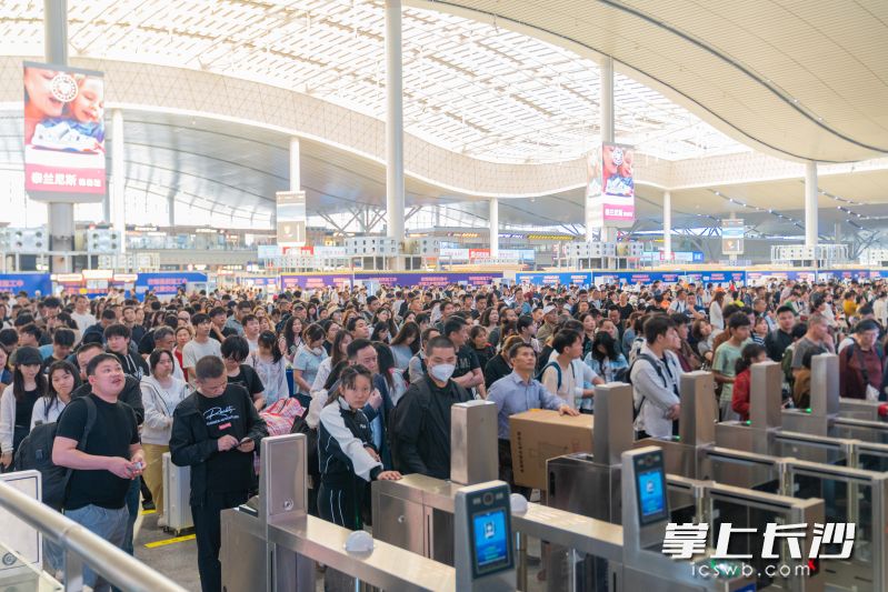 4月29日，长沙南站迎来五一假期出行客流。通讯员 盛天昱 摄 