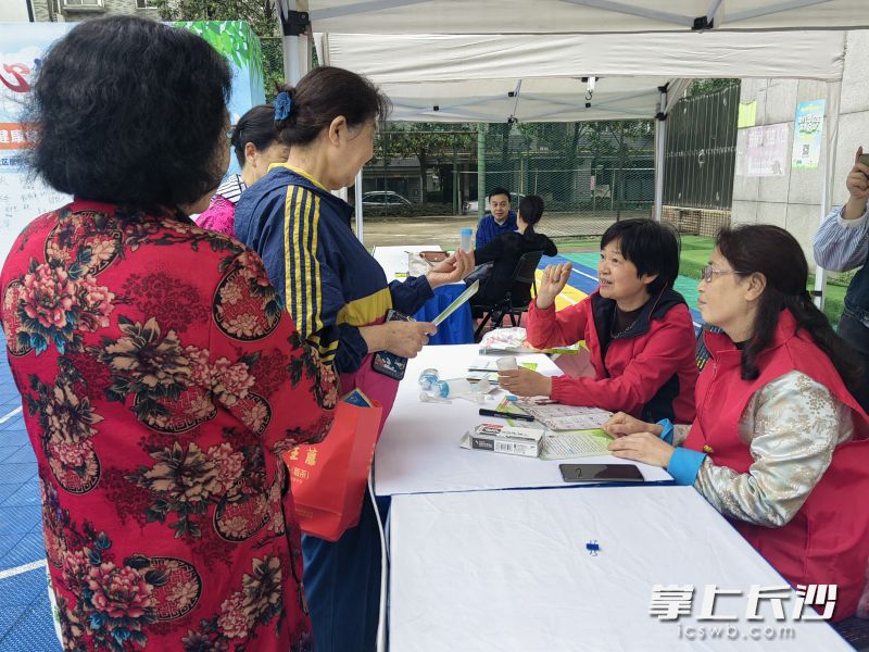 此次活动介绍了“减盐减油”的必要性和重要性，科普了减盐减油的小技巧。 均为长沙晚报全媒体记者徐媛、通讯员宁娟摄