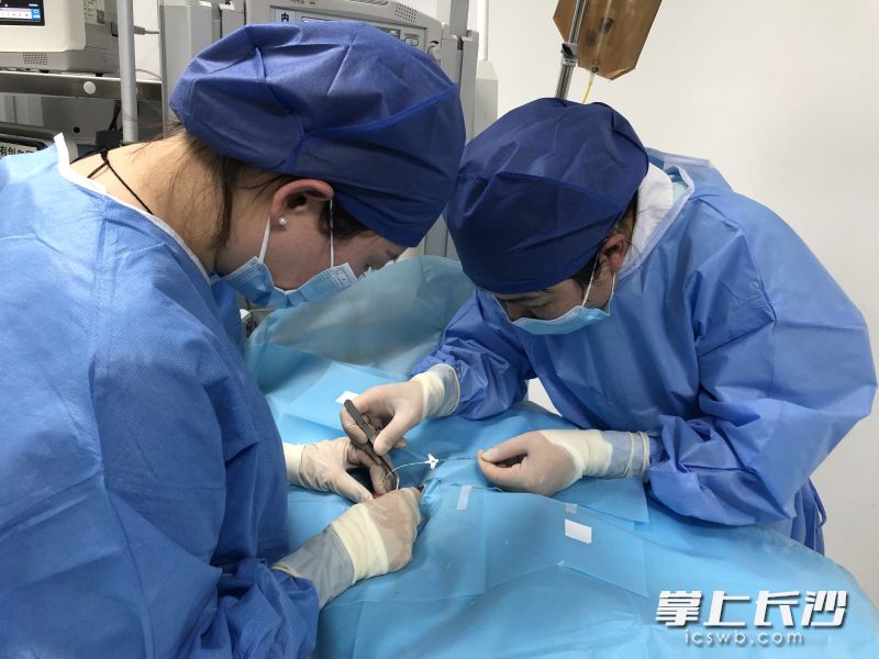 医护人员为文文进行治疗。 通讯员供图
