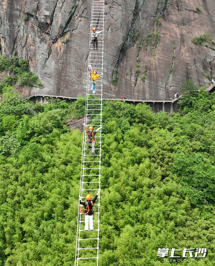 垂直落差260米。