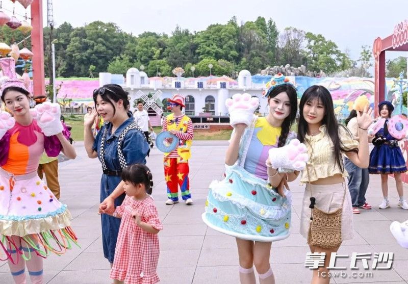 演艺精彩纷呈。