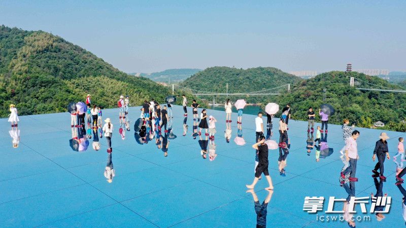 “天空之镜”成了石燕湖景区的网红打卡点。 均为长沙晚报全媒体记者贺文兵摄