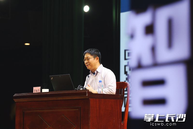 彭绍亮教授现场作人工智能主题讲座。