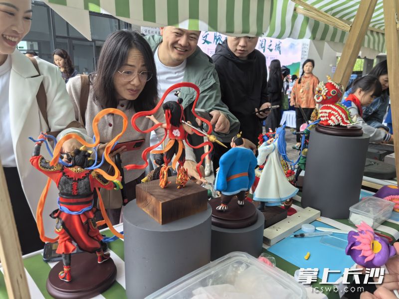 非遗代表性传承人的手工受欢迎。