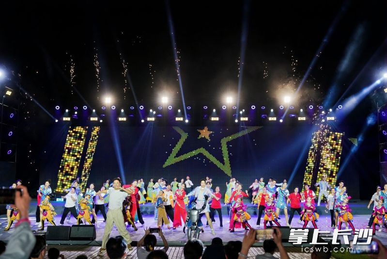 4月29日，2025年全国春季“村晚”示范展示活动于长沙县江背镇金洲村拉开帷幕。均为主办方供图