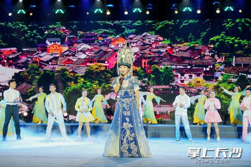 晚会以水乡为舞台，以星空为背景，为观众打造了一场跨界的、融合的、时尚的大型群众文化盛宴。
