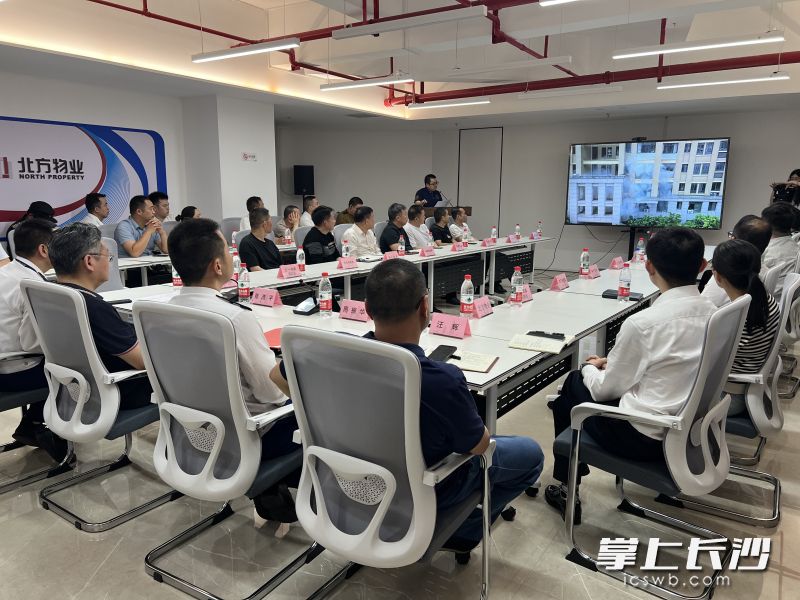 大家观摩VR教学。长沙晚报全媒体记者 周小华 摄