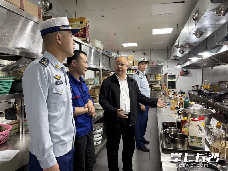 芙蓉区消防救援大队在餐饮场所进行检查。 长沙晚报通讯员 谢梦嘉 摄