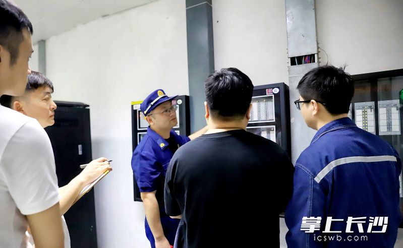 长沙市消防救援支队轨道交通大队联合对高铁长沙南站等先点区域进行消防安全检查。 长沙晚报通讯员 刘扶桑 摄