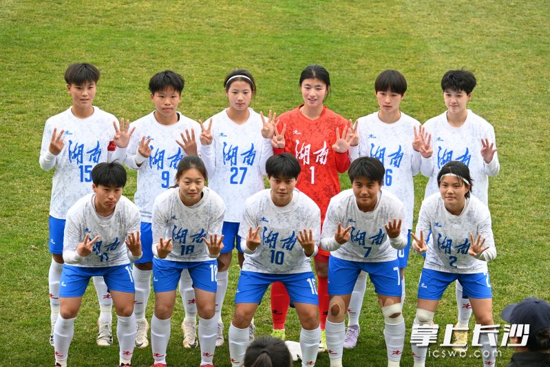 全运会预赛期间，湖南U18女足首发队员比出24，为正在北京养伤的24号球员曹可馨鼓劲。