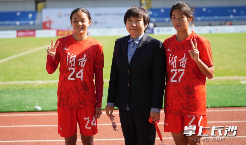 第一届全国三大球运动会上，中国女足名宿、中国足球协会副主席孙雯现场观看湖南女足比赛，并点赞曹可馨（左）、冯笑两名队员。长沙晚报全媒体记者 邹麟 摄