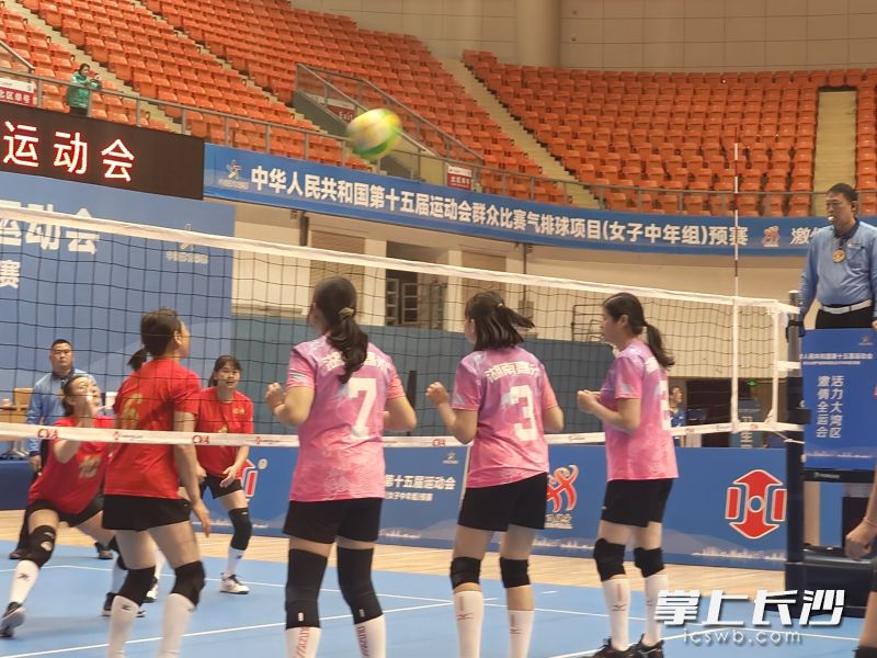 李佳（粉衣3号）代表湖南队出战全运会预赛。