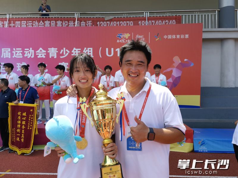 2022年，宋毅和女儿宋欣豫捧起省运会冠军奖杯。