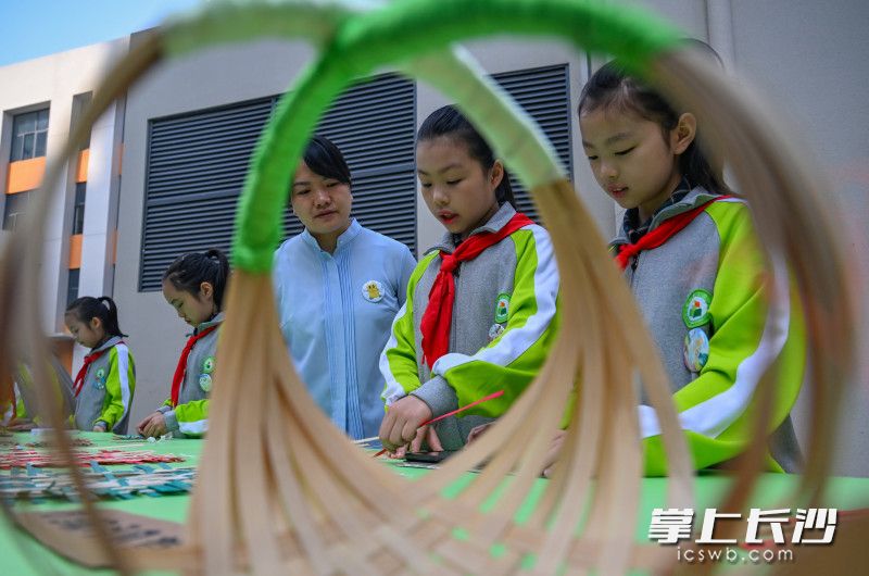 日前，新竹二小内，学生在学习制作传统竹编。 均为长沙晚报全媒体记者 王志伟 摄