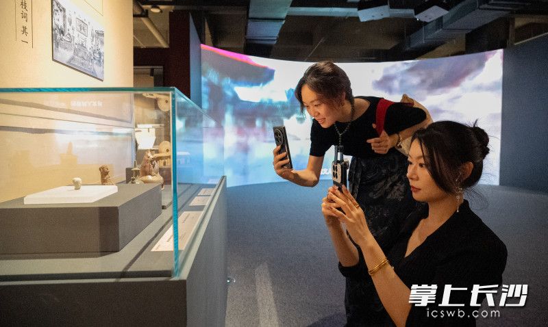 市民正在观看展览。