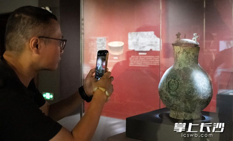 “长沙元年”铜壶吸引了一位市民的注意。