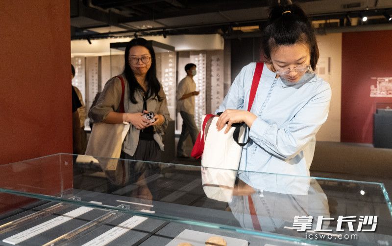 市民正在观看展览。