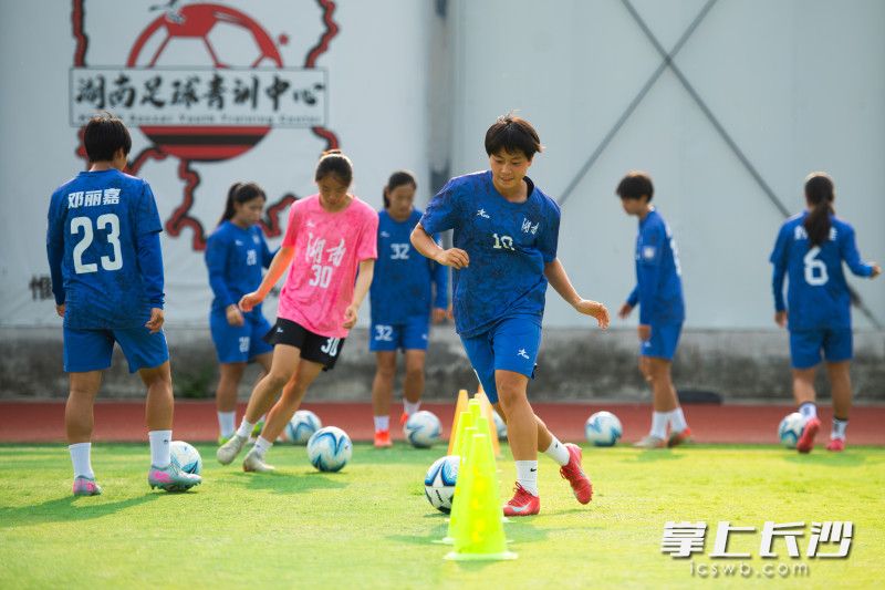 4月28日下午，湖南U18女足10号宋利娟在训练中。长沙晚报全媒体记者 黄启晴 摄