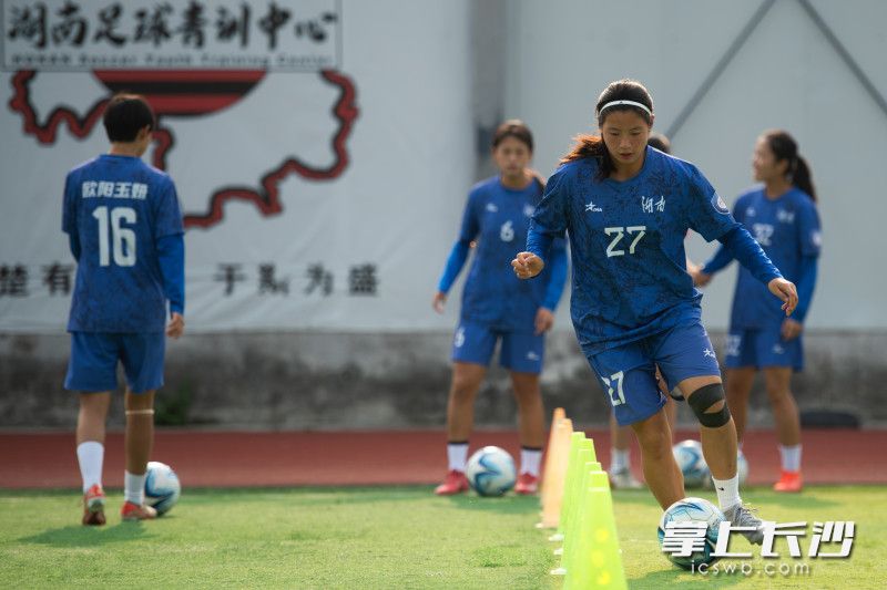 4月28日下午，湖南U18女足27号冯笑在训练中。长沙晚报全媒体记者 黄启晴 摄