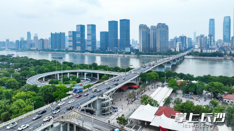 橘子洲大桥以全新面貌迎接市民和游客。  均为长沙晚报全媒体记者黄启晴摄