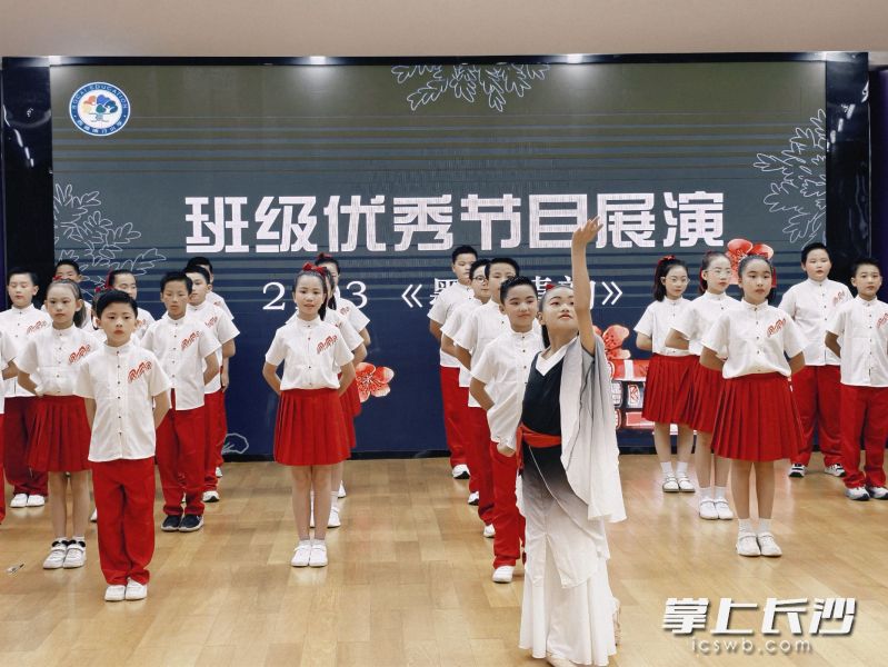 阅读节闭幕式上，同学们进行了优秀节目展演。