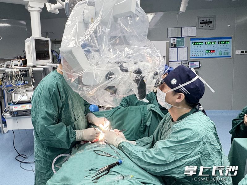 中南大学湘雅医院骨科主任唐举玉教授团队成功开展国际首例带血管蒂淋巴结组织瓣移位术治疗阿尔茨海默病。长沙晚报通讯员 武海亮 于花 摄影报道