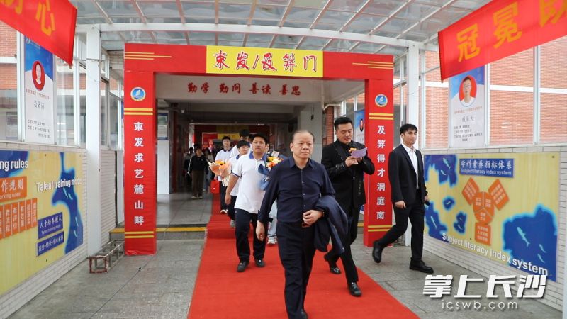 长沙市金海高级中学为600多名学子共同举行成人礼。长沙晚报通讯员 韦群 摄