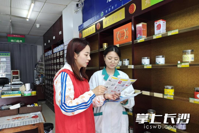 工作人员将安全知识送到居民身边。 均为长沙晚报通讯员供图