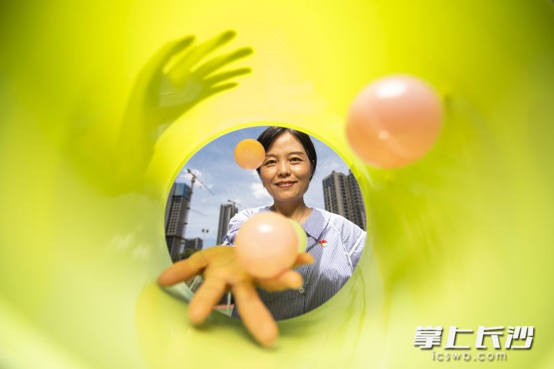 在天心区仰天湖金锋小学，雷明一个彩色的装置里演示。她像一位辛勤的园丁，用独特的视角和务实的态度悉心耕耘。